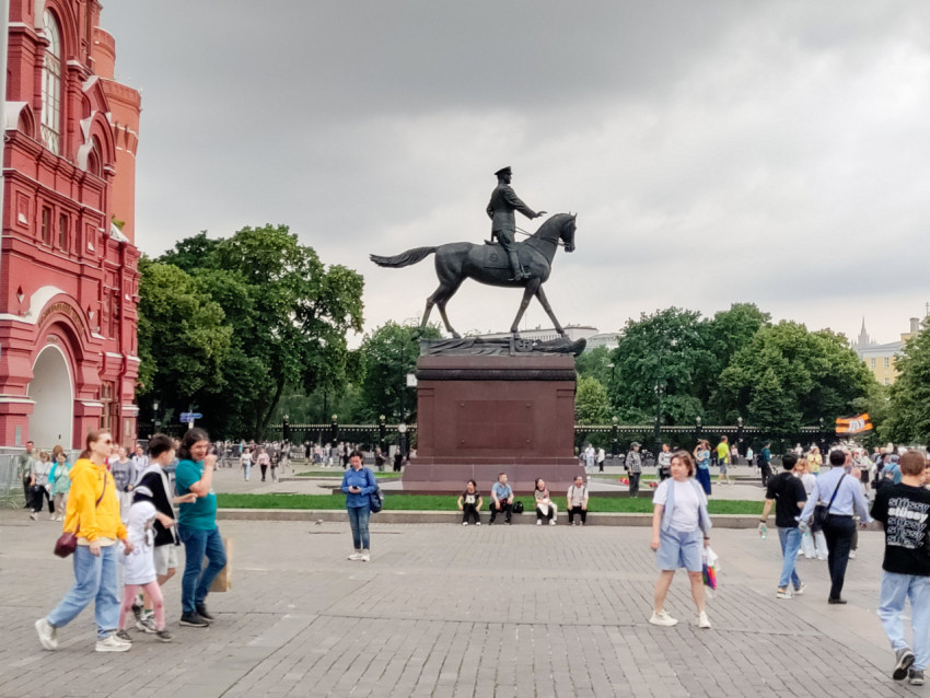Памятник маршалу Жукову на Манежной площади в Москве