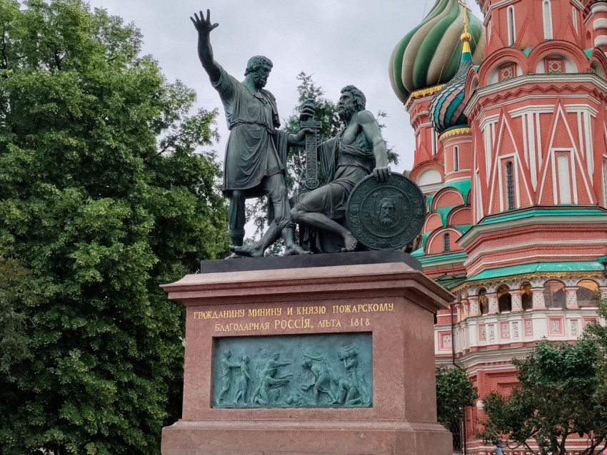 Памятник Минину и Пожарскому на фоне Покровского собора
