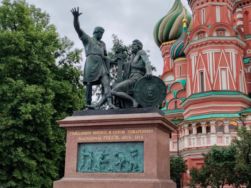 Памятник Минину и Пожарскому у Собора Василия Блаженного