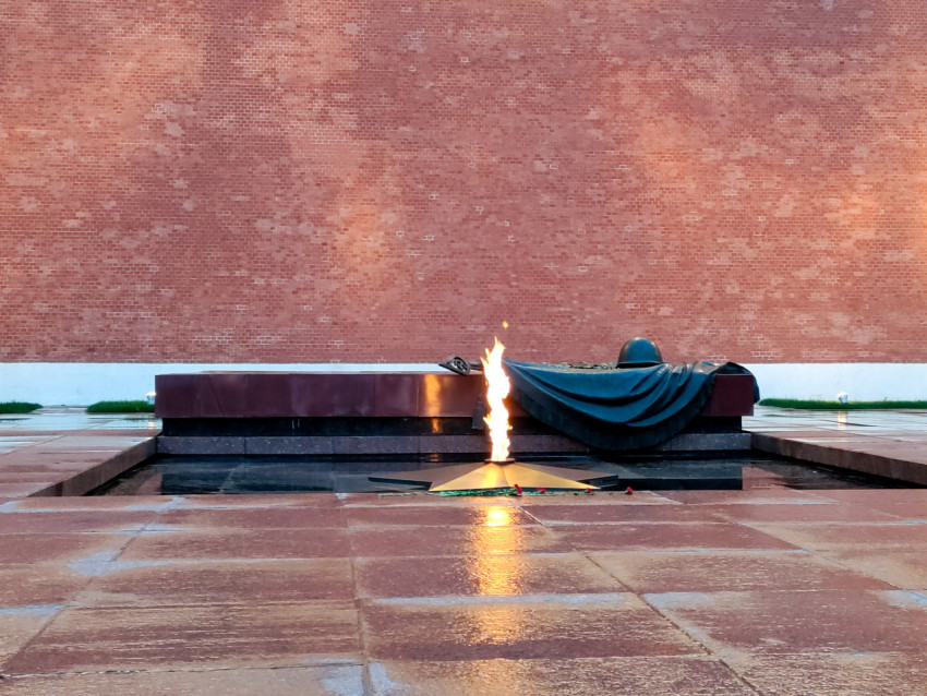 Вечный огонь на Могиле Неизвестного Солдата