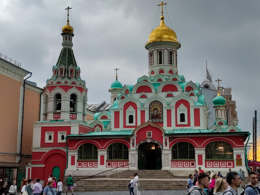 Фасад Казанского собора с колокольней и центральным входом