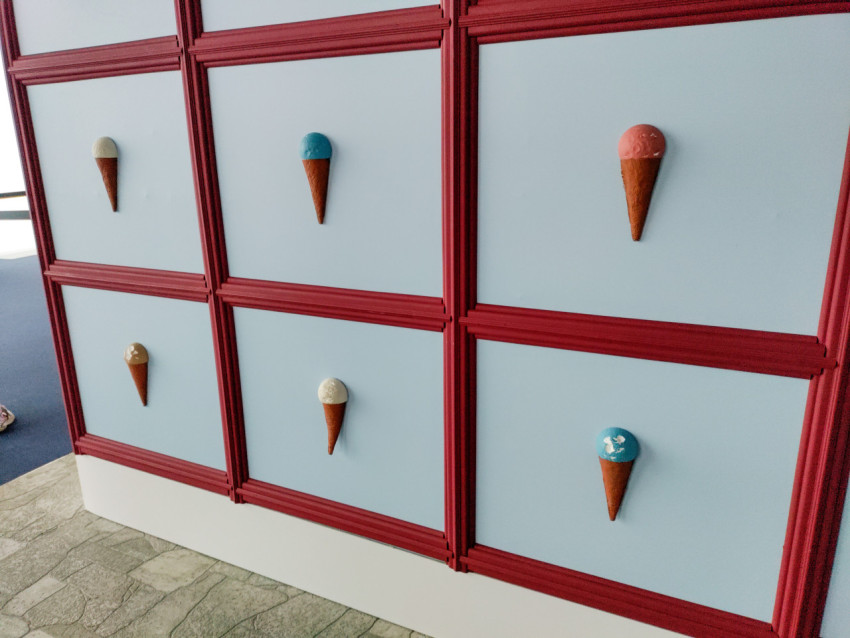 Декоративная стена с муляжами рожков мороженого на фабрике «Чистая линия»