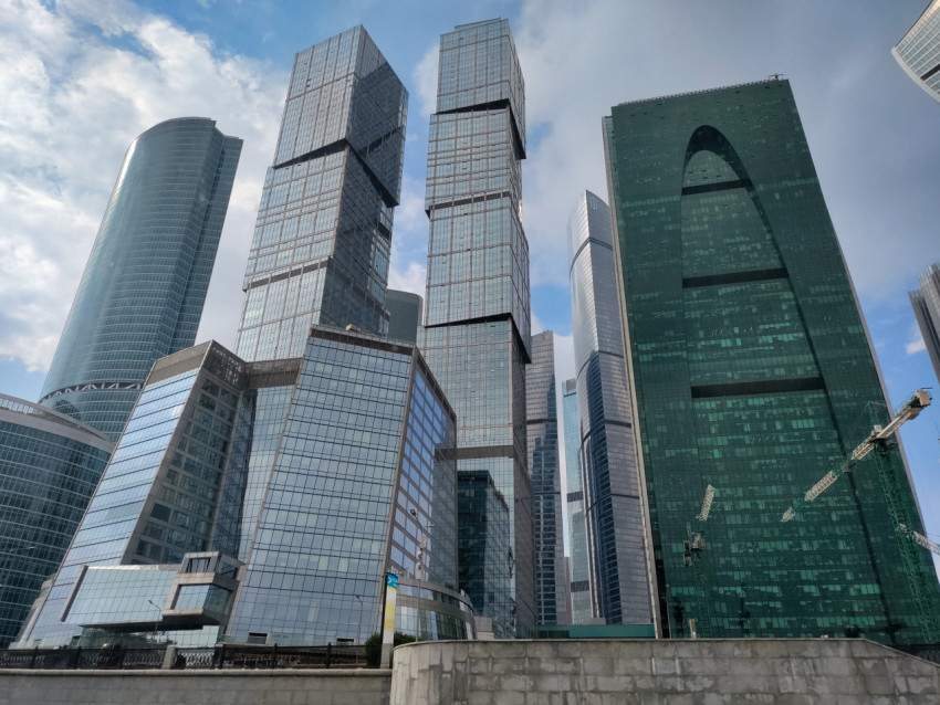 Панорама небоскрёбов Москва-Сити с набережной Москвы-реки