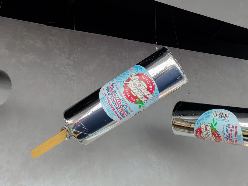 Подвесной декор в виде эскимо в интерьере фабрики мороженого