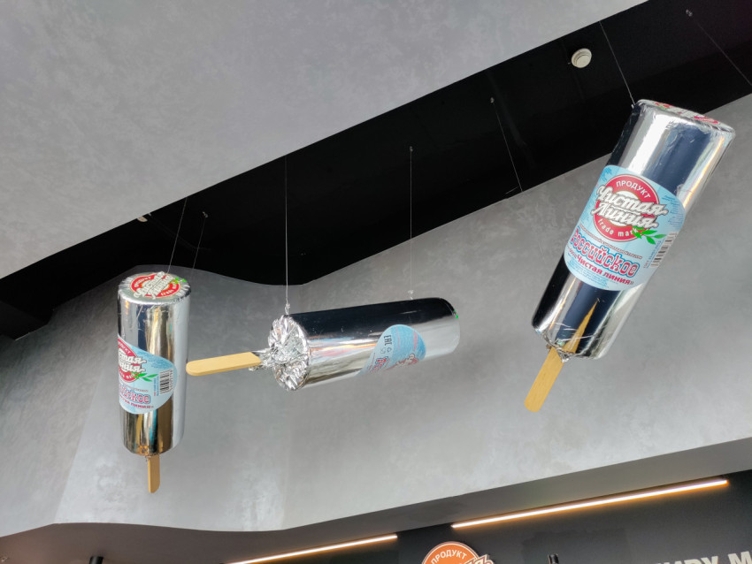 Группа подвесных макетов эскимо под потолком