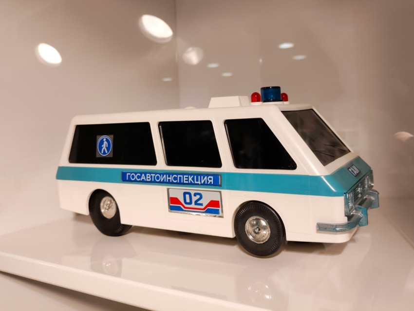 Игрушечный микроавтобус «Госавтоинспекция» с номером 02 в витрине