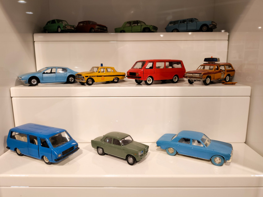 Коллекция советских игрушечных автомобилей в витрине