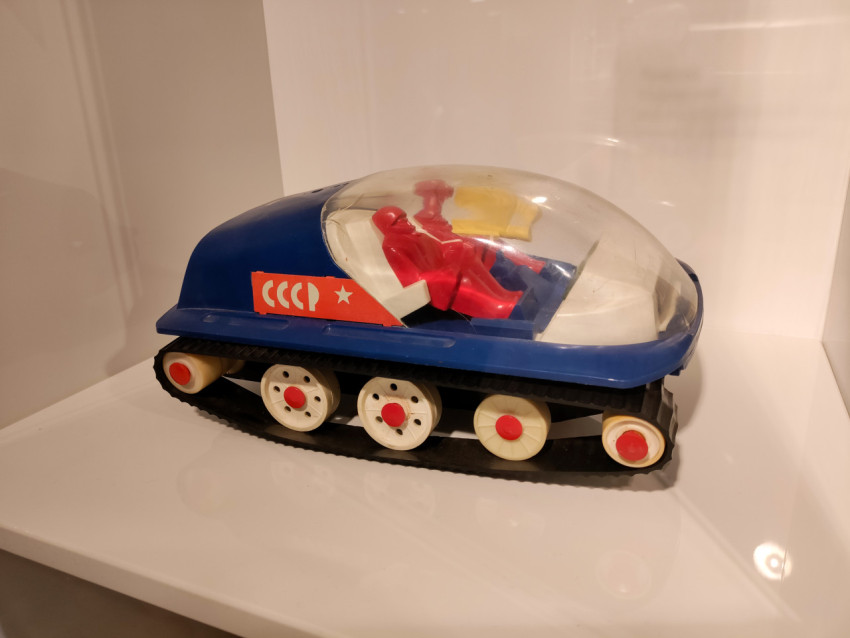 Советская игрушечная гусеничная машина с экипажем