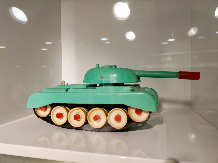 Игрушечный танк советского периода