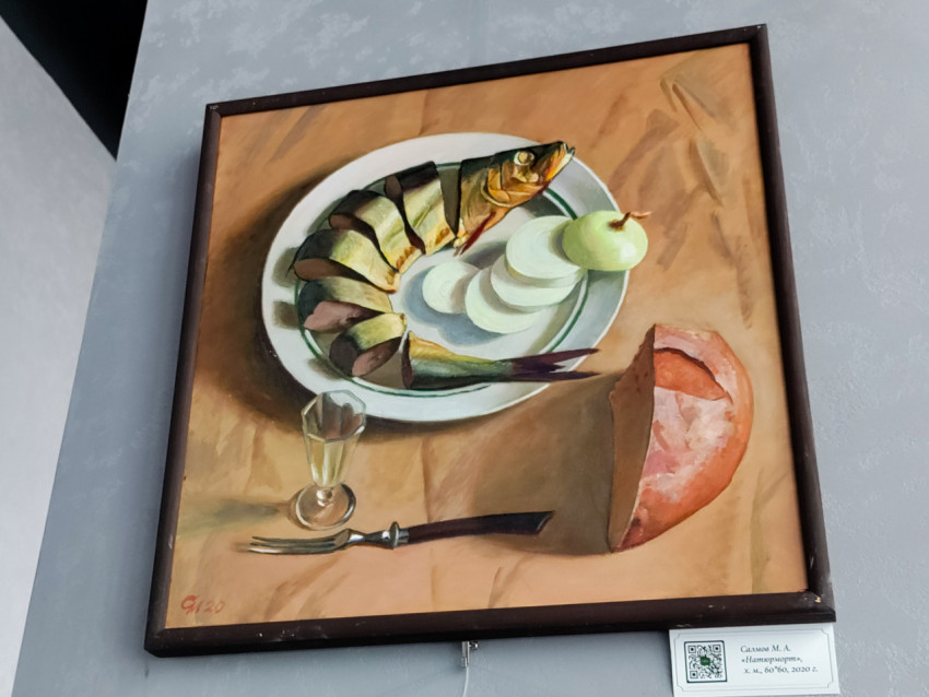 Натюрморт с рыбой, луком и хлебом на тарелке