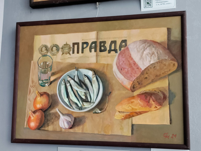 Живописный натюрморт с хлебом, рыбой и газетой «Правда»