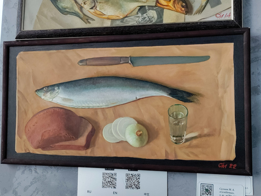 Живописный натюрморт с рыбой, ножом и стаканом