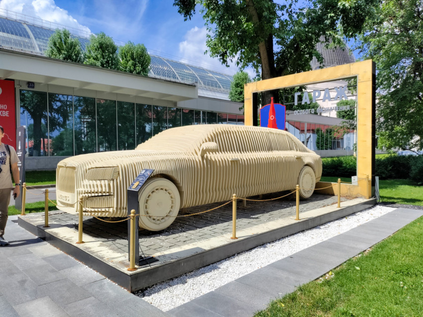 Деревянный макет лимузина AURUS у музея Гаража особого назначения на ВДНХ