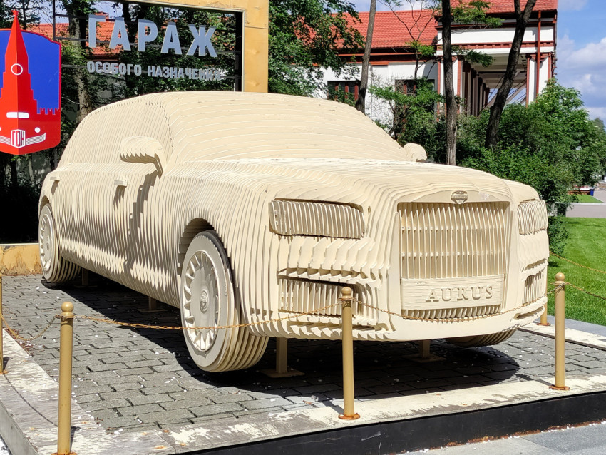Макет лимузина AURUS в экспозиции Гаража особого назначения на ВДНХ