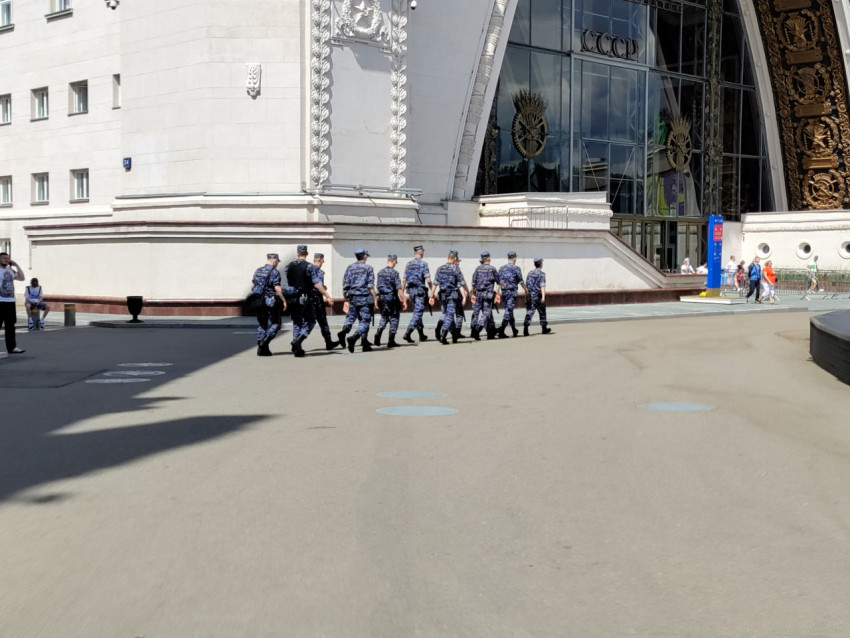 Строй сотрудников правопорядка у павильона ВДНХ