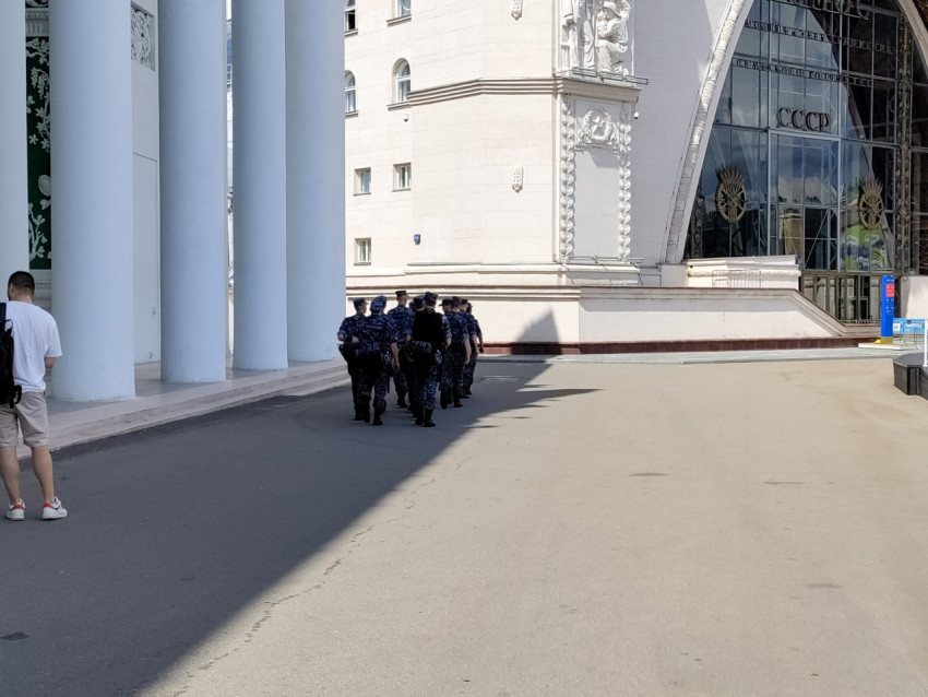 Группа сотрудников правопорядка на территории ВДНХ