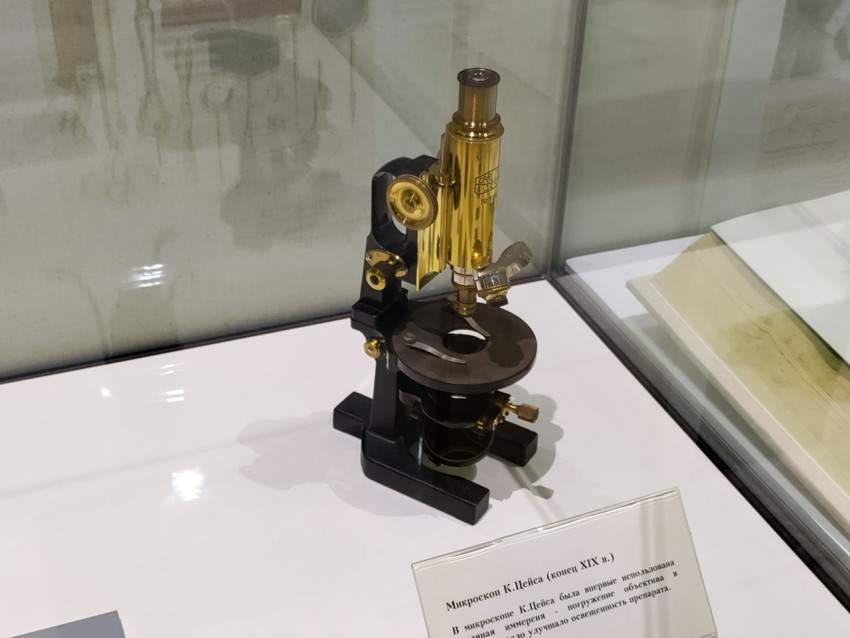 Микроскоп Карла Цейса конца XIX века в музейной витрине