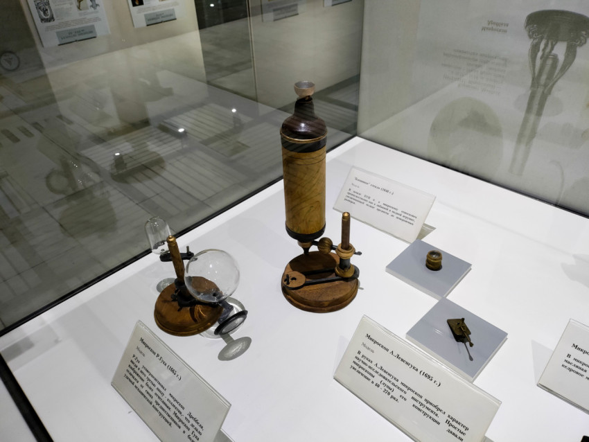 Ранние оптические микроскопы XVII века в музейной витрине