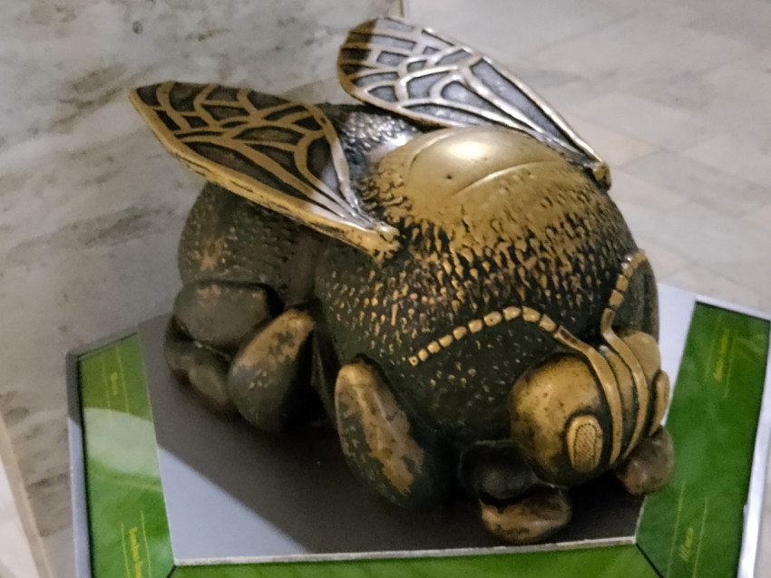 Декоративная скульптура пчелы в музейном интерьере