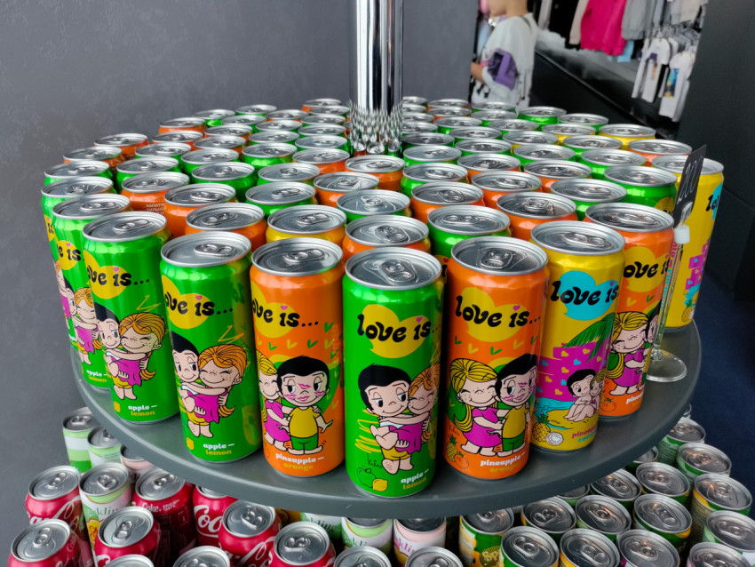 Ассортимент напитков Love Is на круговой витрине