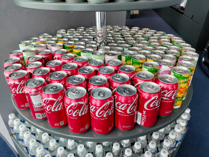 Ассортимент газированных напитков на многоуровневой витрине