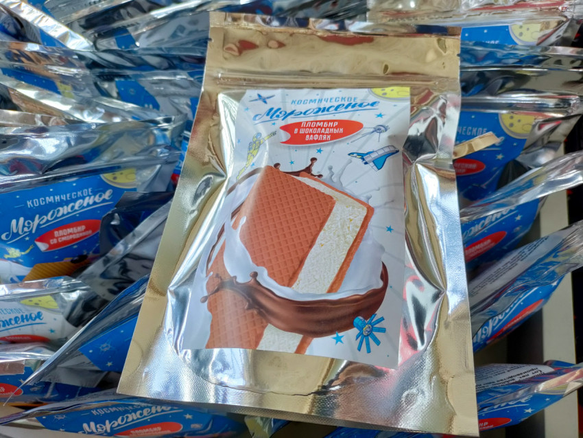 Упаковка космического мороженого пломбир в шоколадной вафле