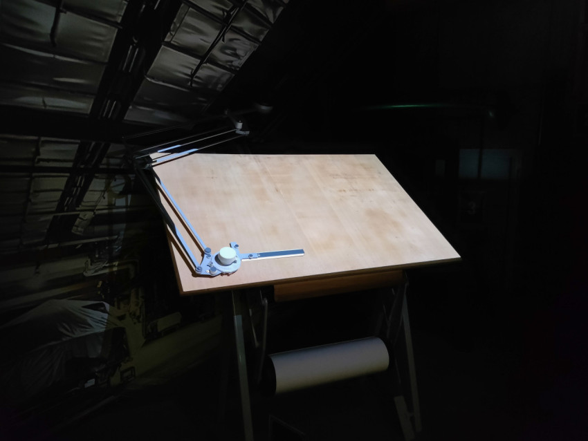 Наклонный инженерный стол с измерительным механизмом