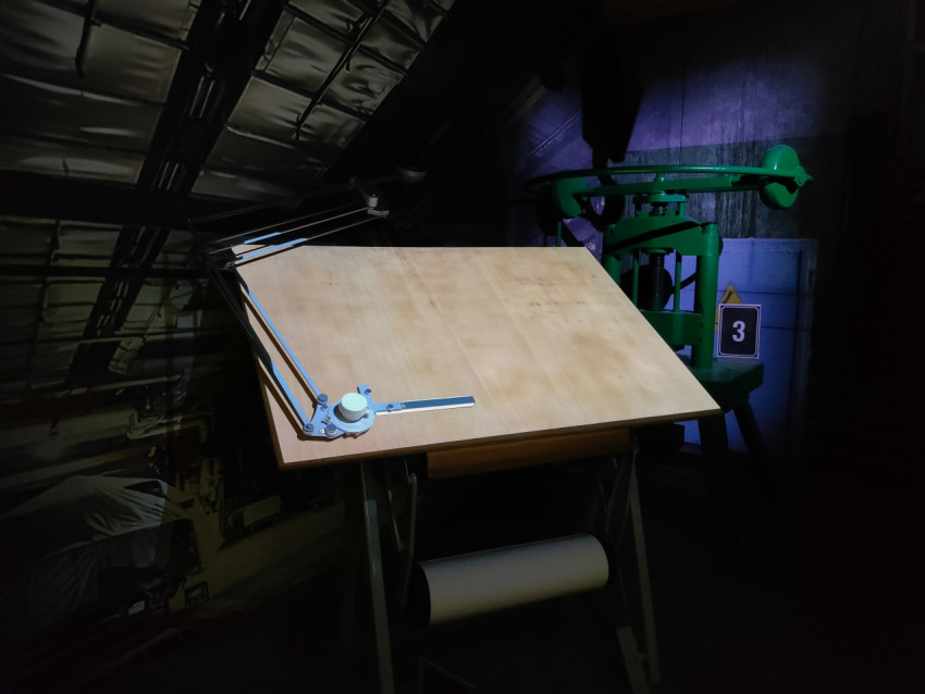 Чертёжный стол с механическим угломером в музейной экспозиции