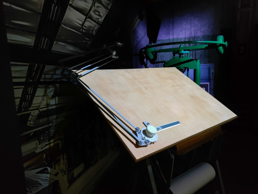 Инженерный стол и промышленное оборудование в музейном зале