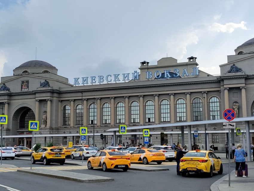 Фасад Киевского вокзала и привокзальная площадь Москвы