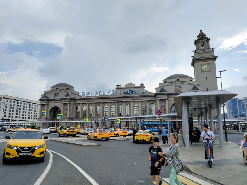 Киевский вокзал и транспортная площадь в Москве днём