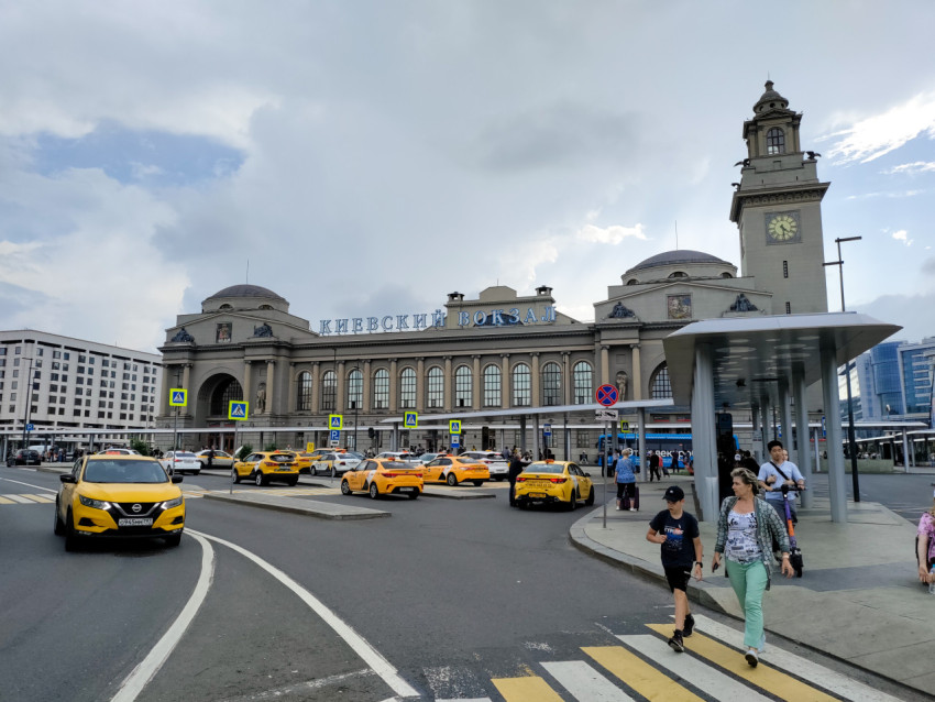 Площадь перед Киевским вокзалом в Москве с такси и пешеходным переходом