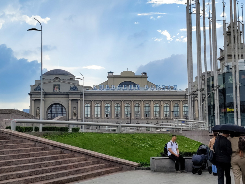 Киевский вокзал в Москве со стороны городской площади