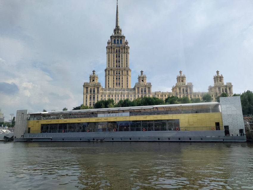 Ресторан-теплоход «Тбилиси» на Москве-реке у гостиницы «Украина»