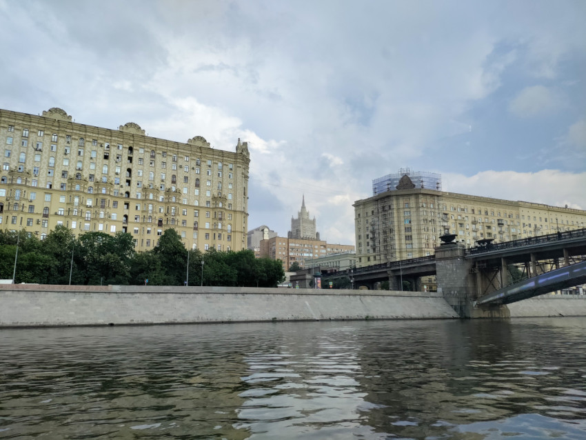 Вид на жилые дома и мост над Москвой-рекой в центре Москвы