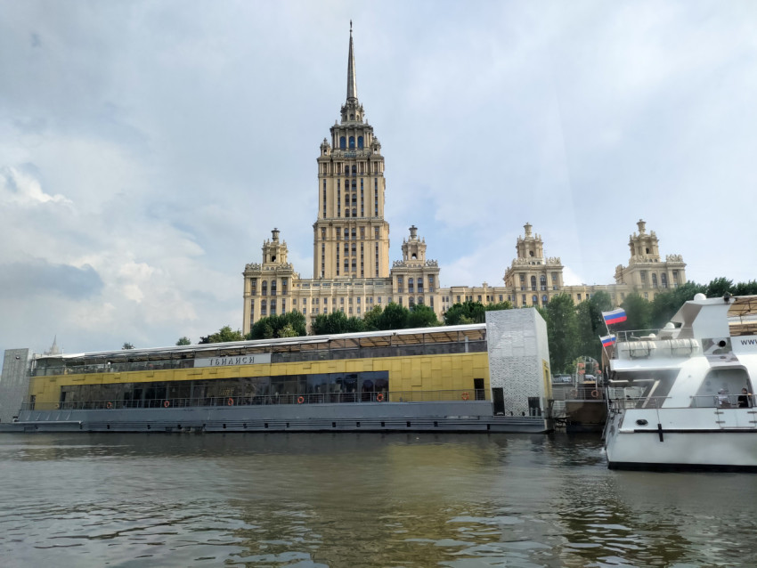 Ресторан-теплоход «Тбилиси» у причала «Гостиница Украина»
