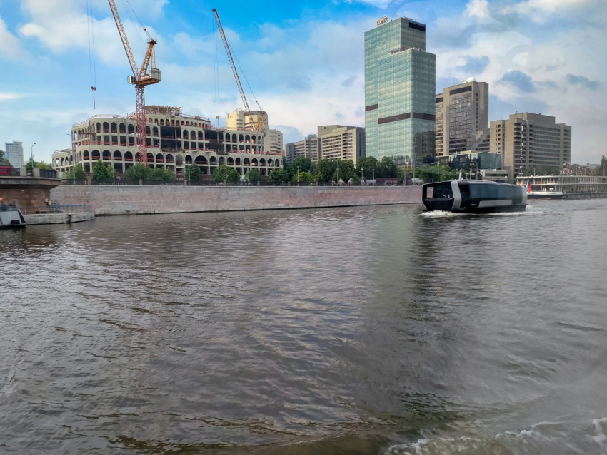 Современное пассажирское судно на Москве-реке