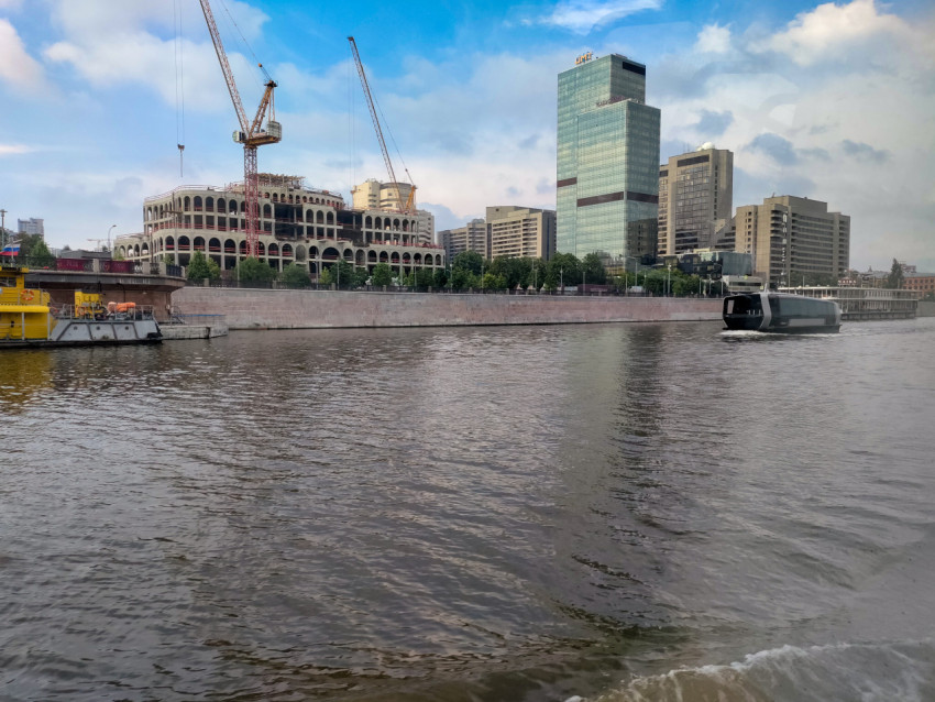 Речной трамвай на фоне городской застройки Москвы