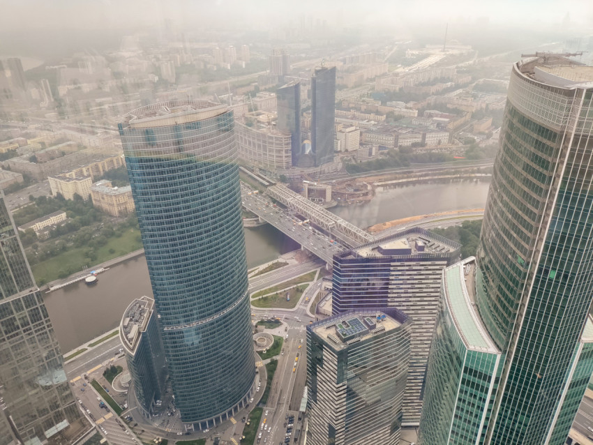 Вид на небоскрёбы Москва-Сити и мост через Москву-реку