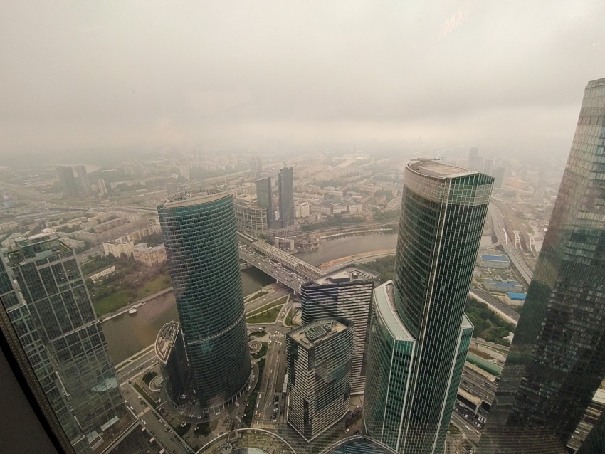 Широкий вид на высотные здания Москва-Сити с панорамы