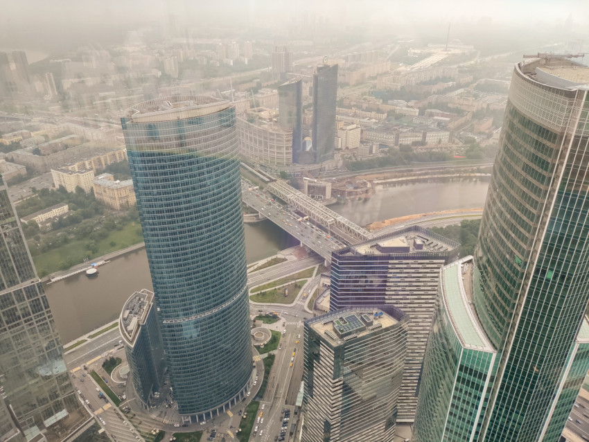 Панорамный вид на деловой район Москва-Сити в дымке