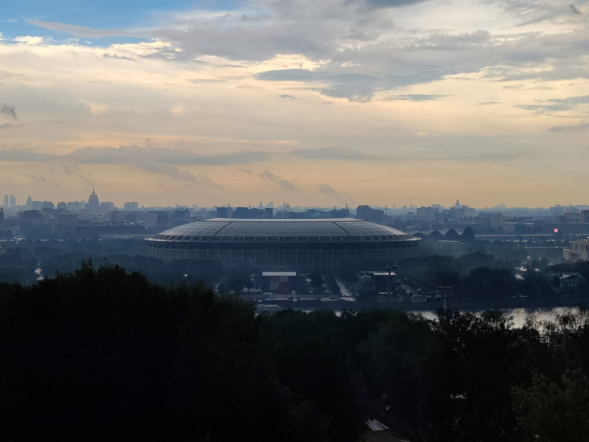 Стадион «Лужники» на фоне городской панорамы Москвы