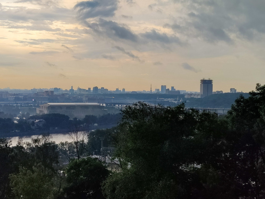 Панорама Москвы с рекой и городской застройкой