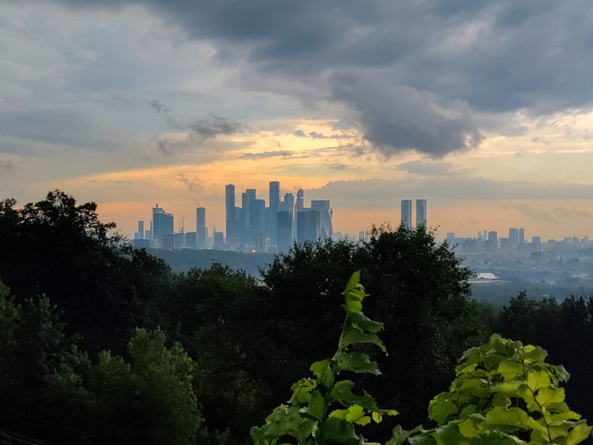 Панорама Москвы с высоты с видом на деловой центр Москва-Сити