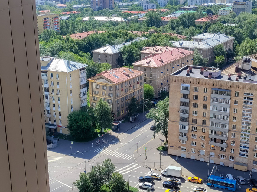 Жилой квартал и перекрёсток с транспортным движением в Москве