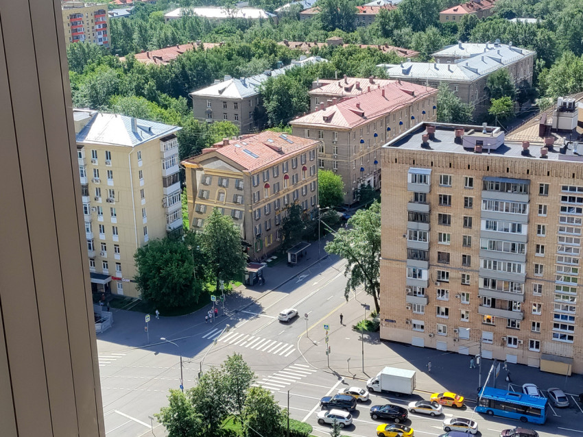 Перекрёсток и жилые дома в городском районе Москвы