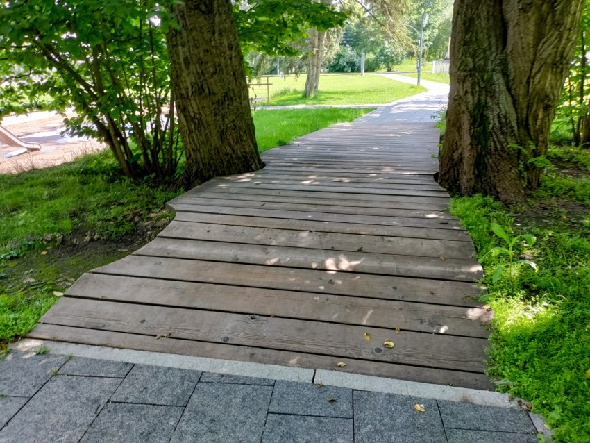 Деревянный настил пешеходной дорожки в парковой зоне ВДНХ