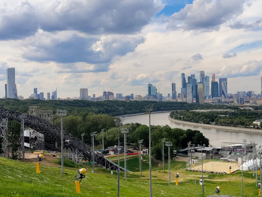 Панорама Москвы с Москвой-рекой и небоскрёбами Москва-Сити