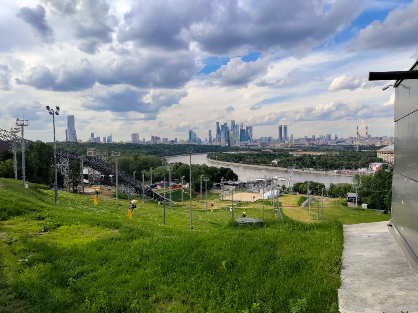 Вид на Москву-Сити и Москву-реку со спортивного склона