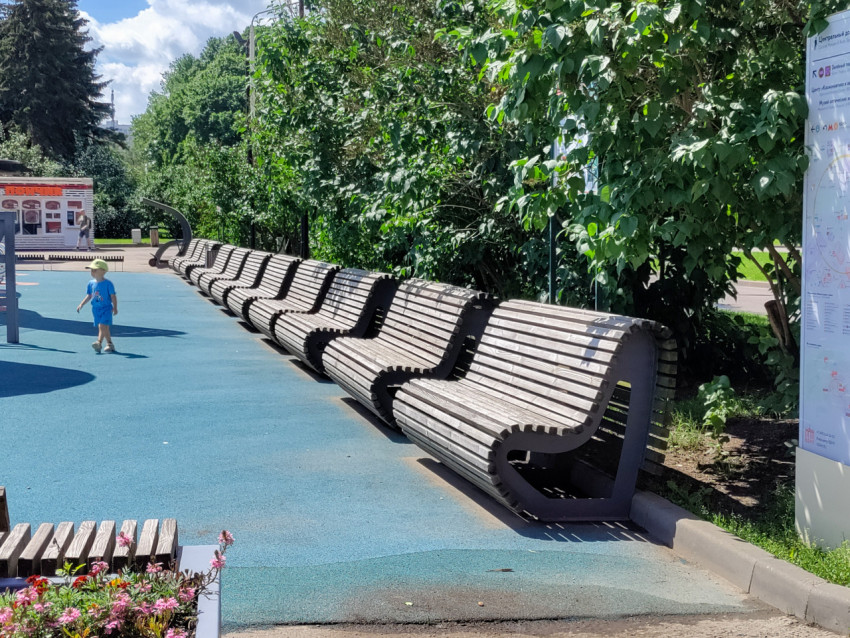 Скамейки зоны отдыха у детской площадки